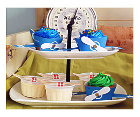 Vintage_plane_cupcakes_wrappers_dessert_table_airplane_
