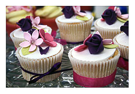 Homogenizing cup cakes with roses, butterflies and bows