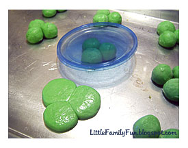 Little Family Fun Clover Cookies Without A Cookie cutter