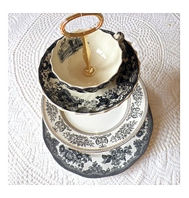 baleful_and_white_cupcake_stand_cake_plate_dessert_table_tray_wedding_candy_bar_centerpiece