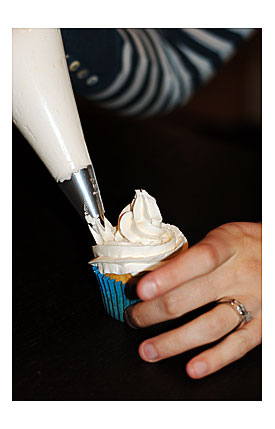 Frosting Cupcakes How To Use A Pastry Bag Craft Buds