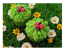 Vanilla Cupcakes With Grass Shaped Frosting. Grastüllen Dekorieren