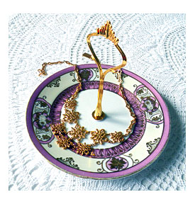 pink_purple_necklace_holder_jewelry_display_alice_in_wonderland_thread