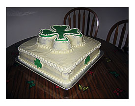 Shamrock inchBizarre Occasion inch Cake