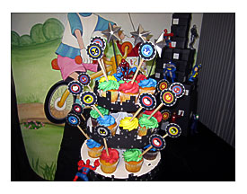 Super Hero Cupcake Stand Heróis Pinterest